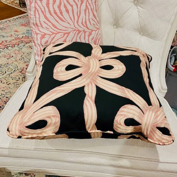 J14-Vintage Waverly Custom-Made Accent Pillow Black with Ribbon/Bows - Picture 2 of 6